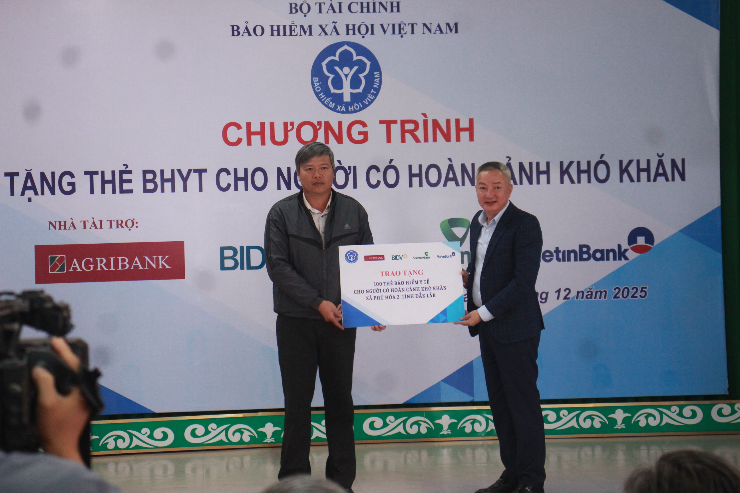BẢO HIỂM XÃ HỘI VIỆT NAM TẶNG THẺ BẢO HIỂM Y TẾ CHO NGƯỜI DÂN CÓ HOÀN CẢNH KHÓ KHĂN TẠI XÃ PHÚ HOÀ 2